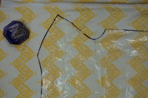 Schnittmusterteil auf dem weißen Stoff